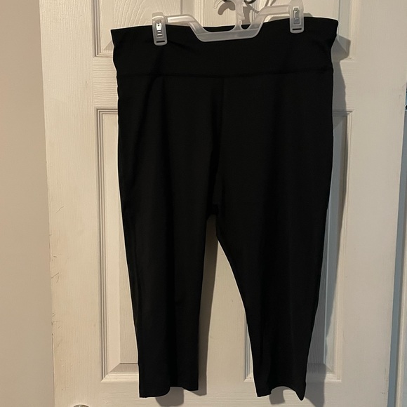 Walk Pop Capris - Picture 1 of 2